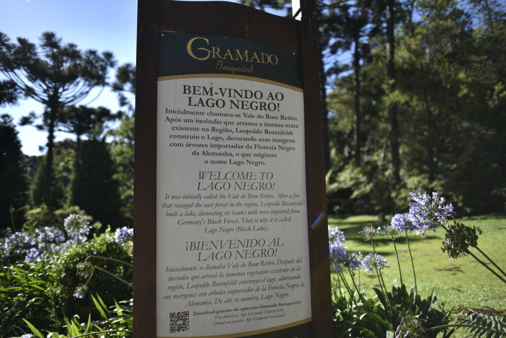 Placa no parque do Lago Negro com a história do local