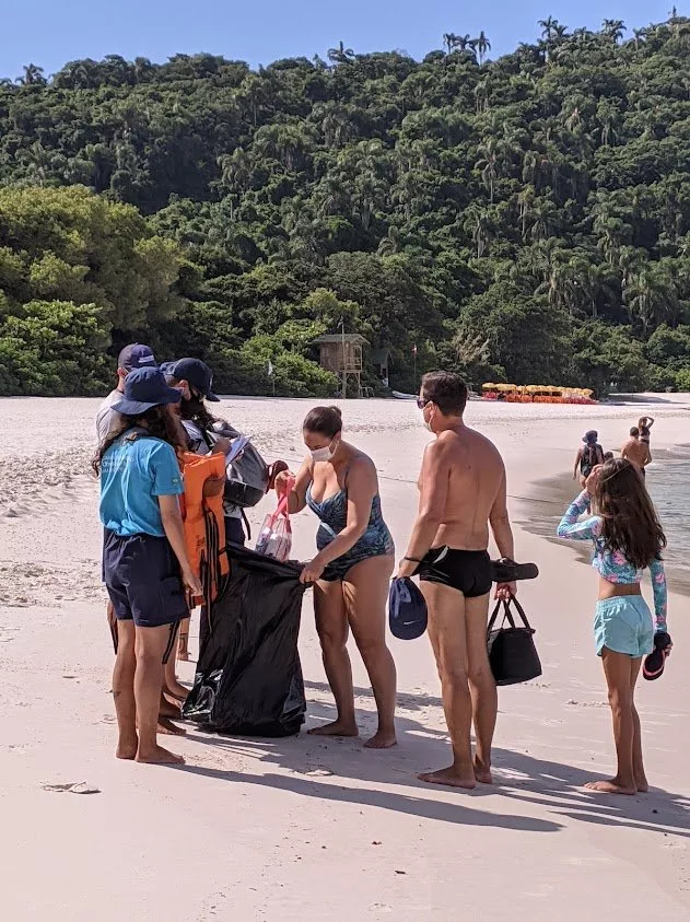 Monitores do IPHAM na chegada dos visitantes na ilha